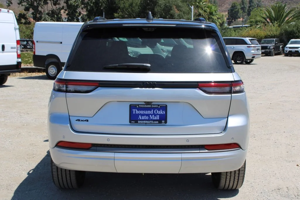 New 2026 Silver Zynith Exterior Paint Jeep Limited Reserve image 5