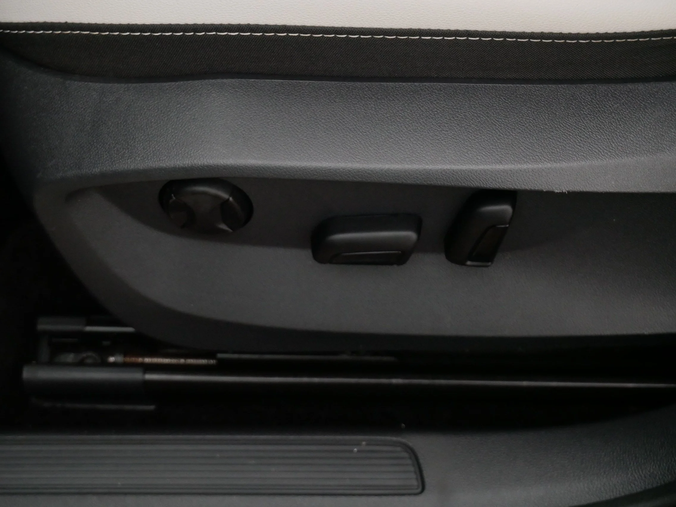 Used 2025 Black Volkswagen SE image 20