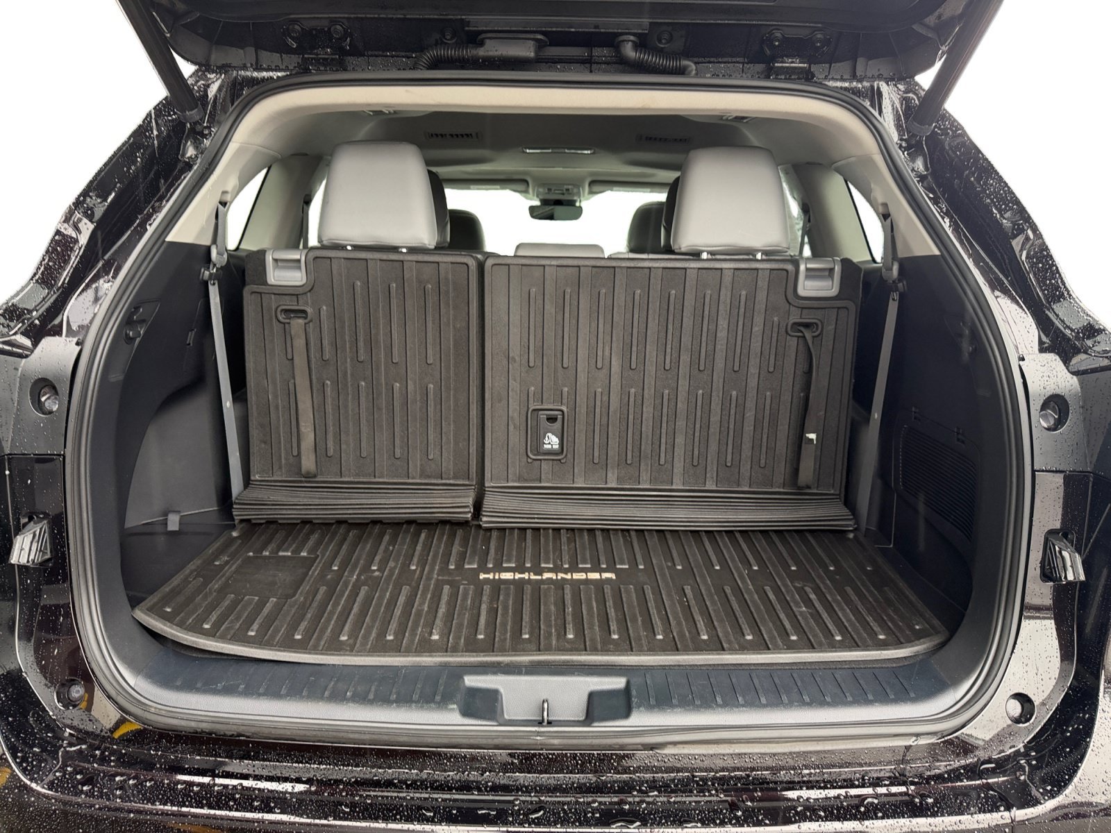 Used 2022 Amber Toyota XLE image 38