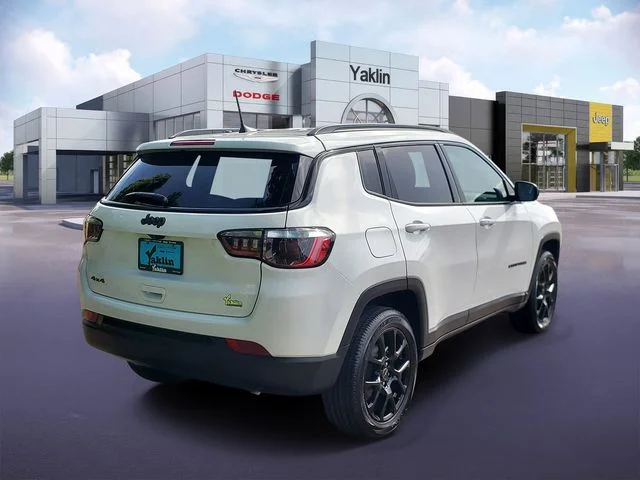 New 2026 Bright White Clear-Coat Exterior Paint Jeep Latitude image 4