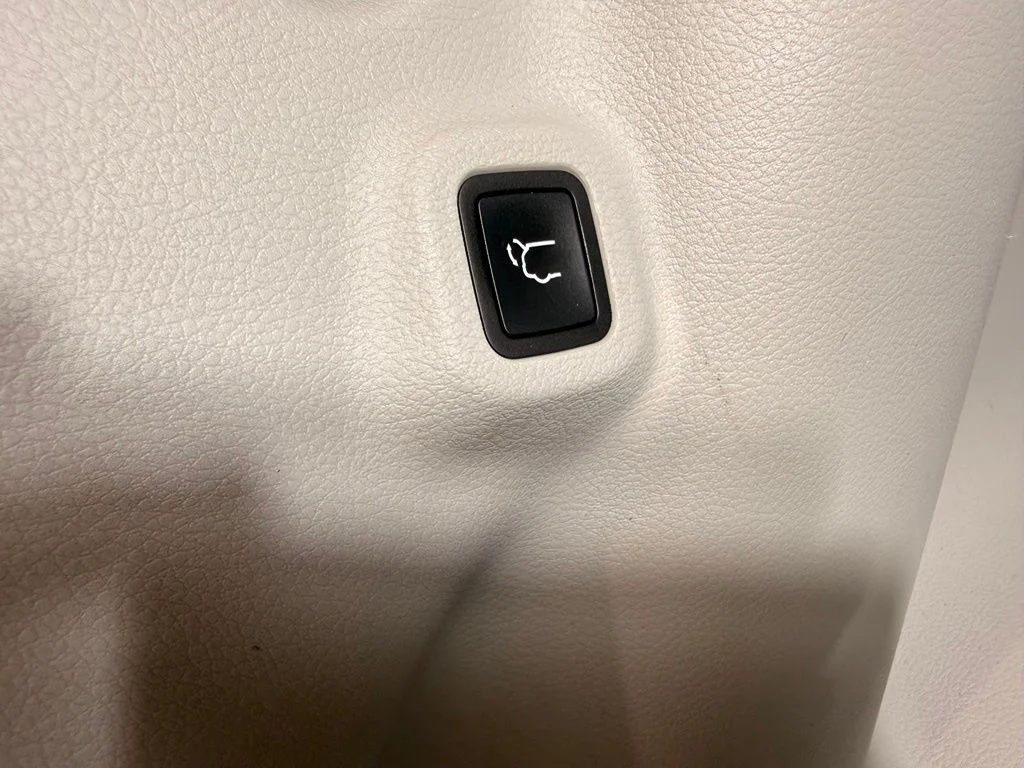 Used 2022 Black Jeep Latitude image 14