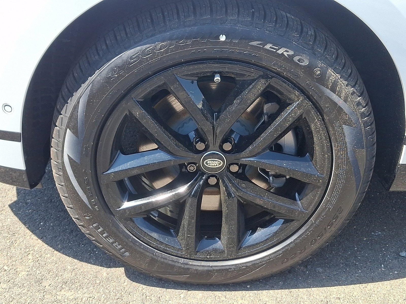 New 2026 Fuji White LAND ROVER Dynamic SE image 6