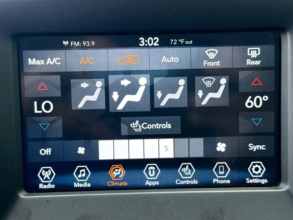 Used 2019 Billet Silver Metallic Clearcoat Jeep Latitude image 32