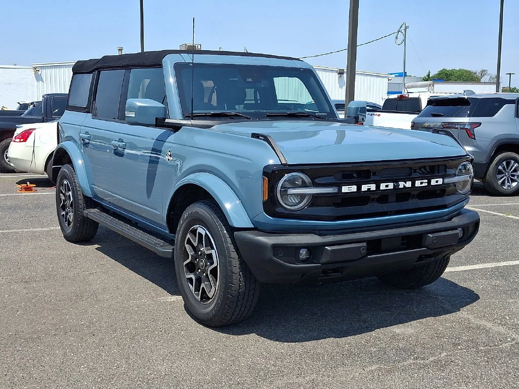 Used 2022 Green Ford Outer Banks image 2