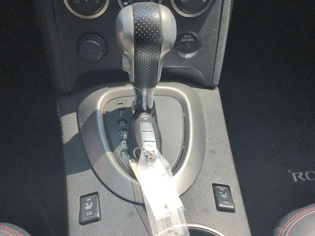 Used 2013 White Nissan SL image 19
