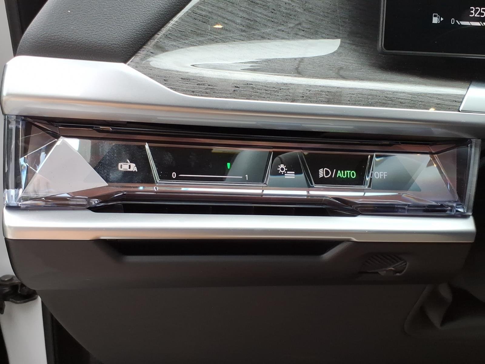 Used 2025 Mineral White Metallic BMW 760i xDrive image 17