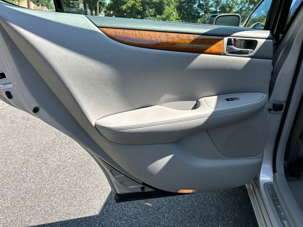 Used 2005  Lexus 330 image 23