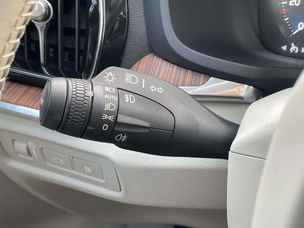 Used 2022 Thunder Grey Metallic Volvo R-Design Expression image 12