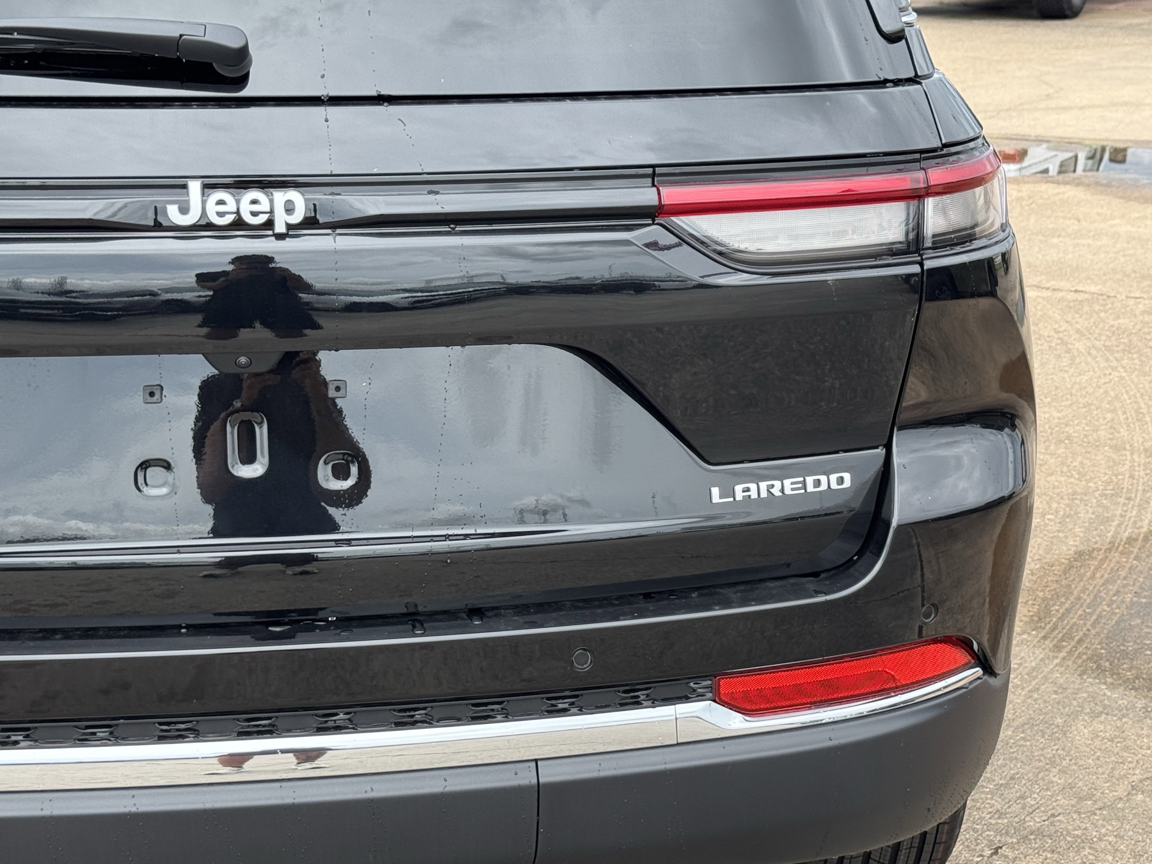 New 2026 Diamond Black Crystal Pearl-Coat Exterior Paint Jeep Laredo X image 9