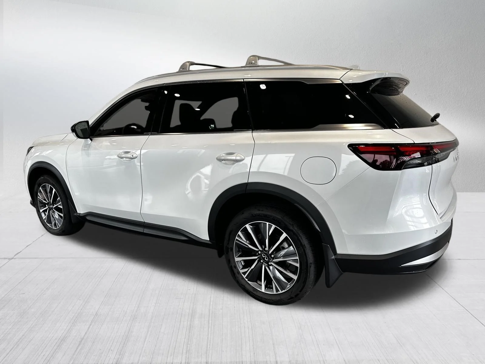 New 2027 RADIANT WHITE INFINITI Luxe AWD image 3