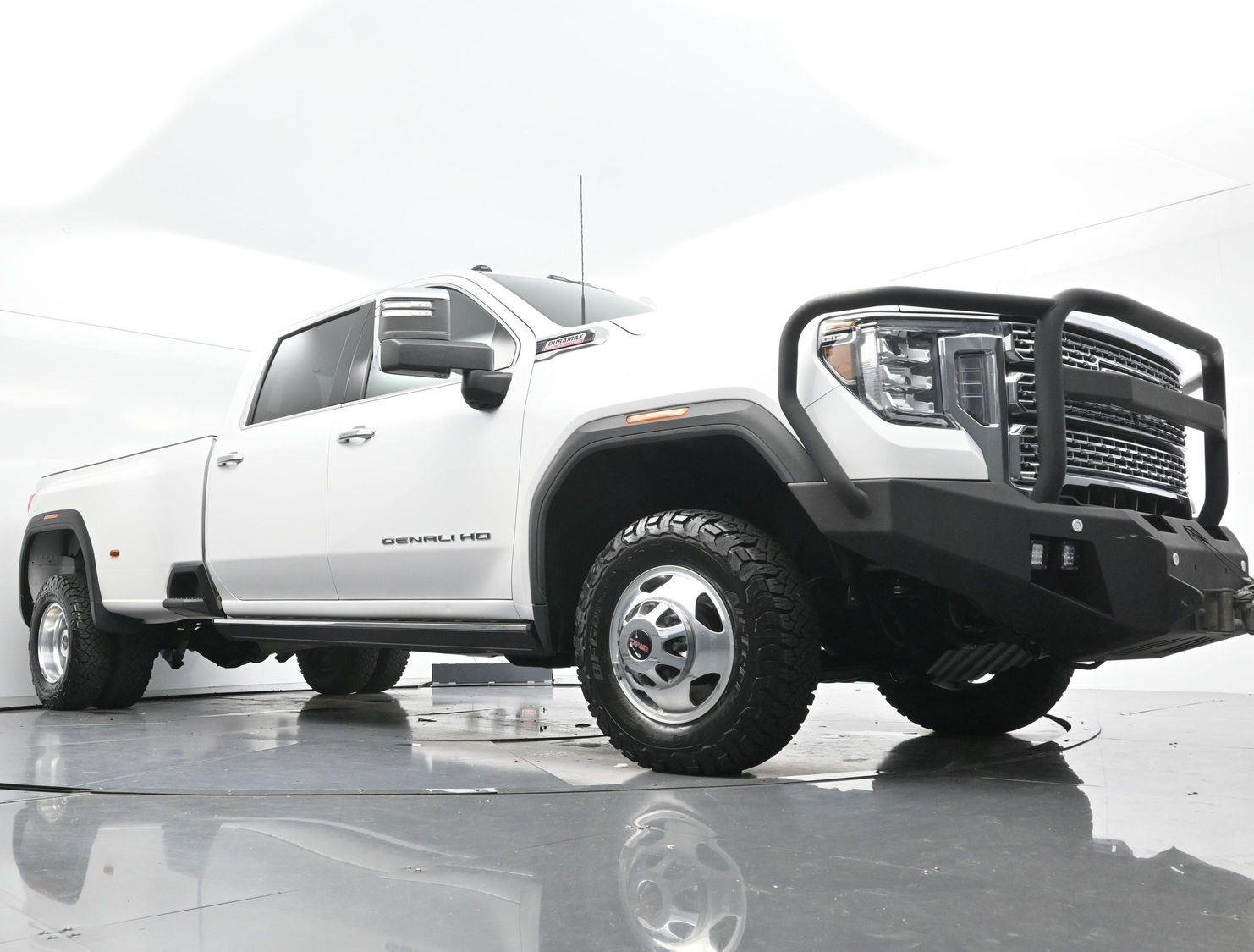 Used 2022 White Frost Tricoat GMC Denali image 48
