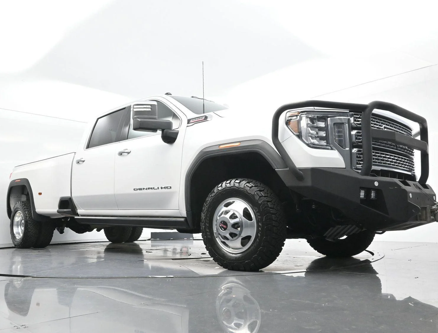 Used 2022 White Frost Tricoat GMC Denali image 48