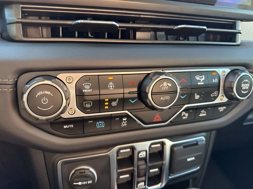 Used 2025 Black Jeep Sahara image 19