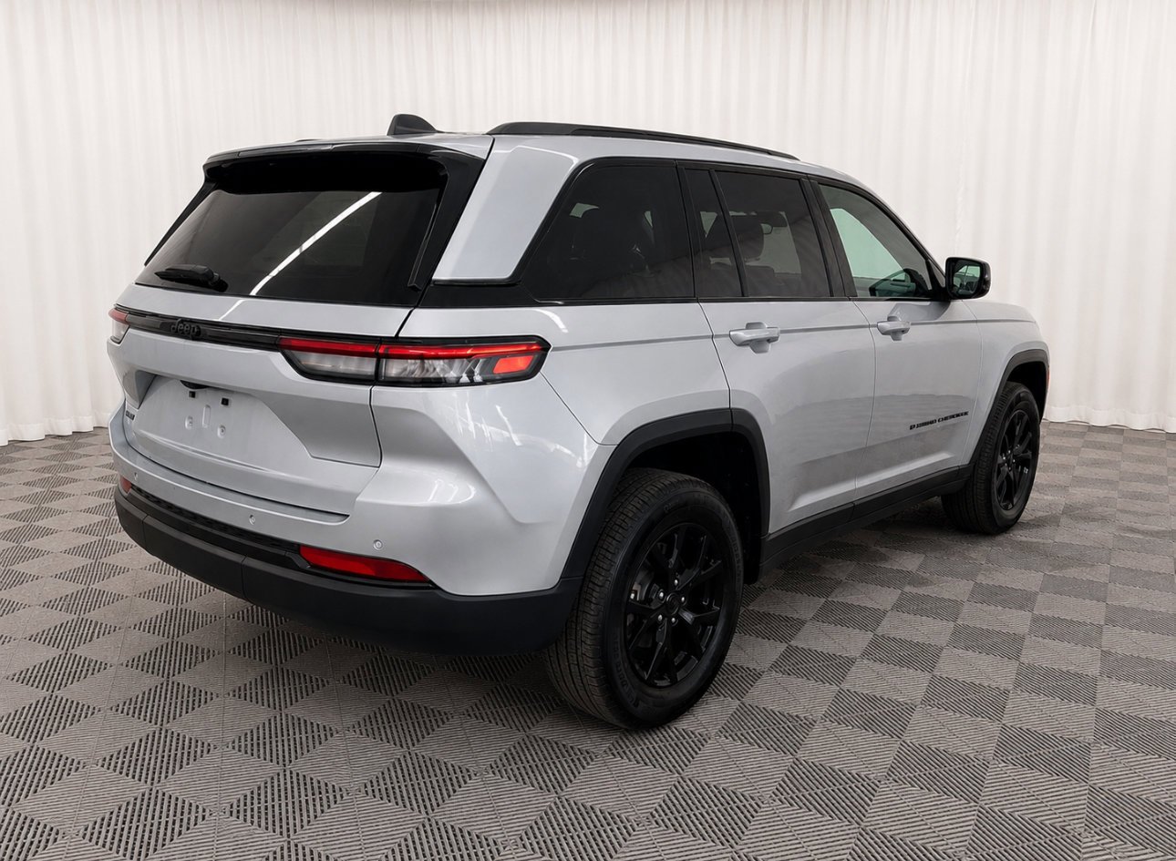 Used 2025 Silver Zynith Jeep Altitude image 3