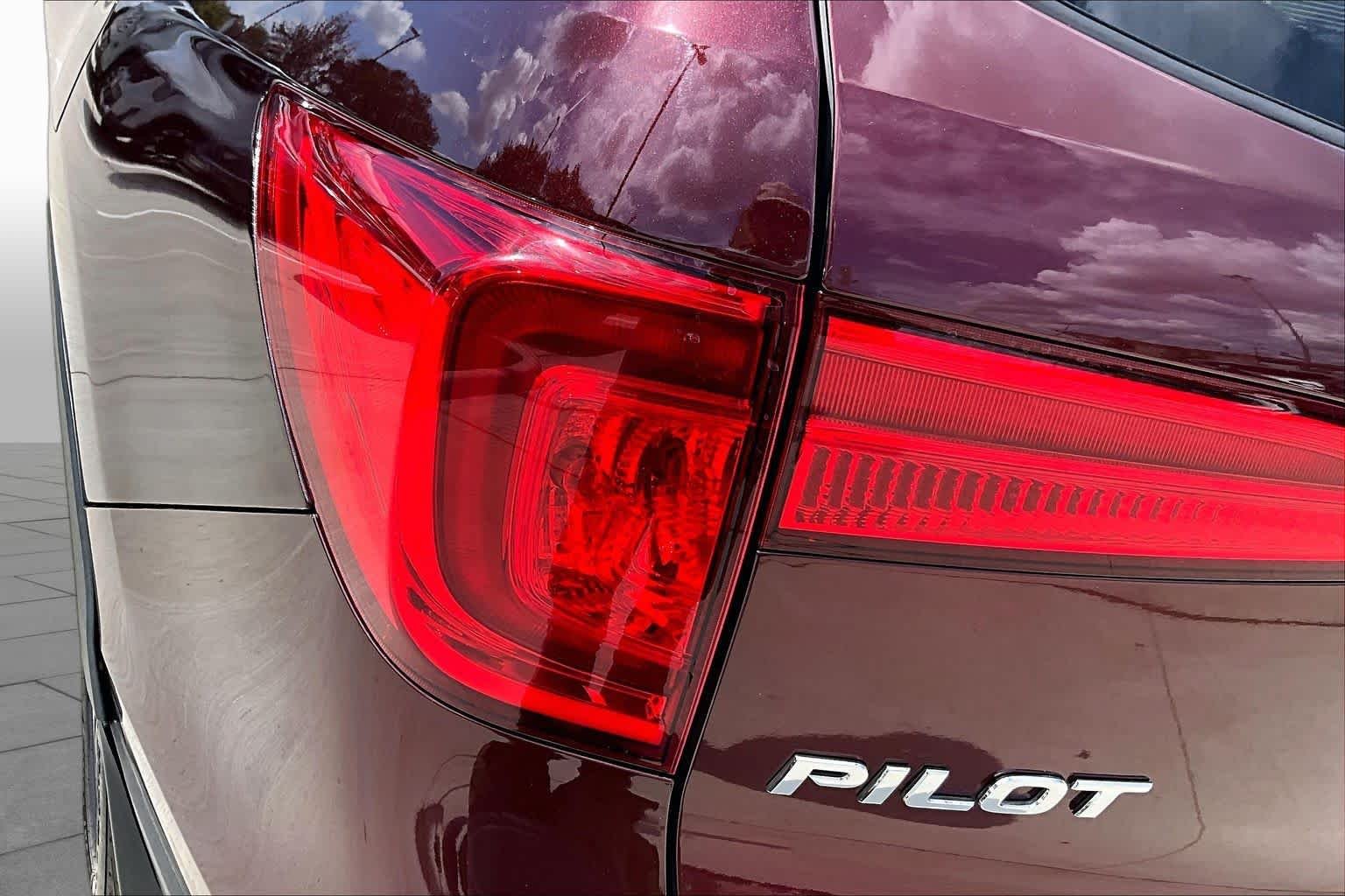 Used 2018 Deep Scarlet Pearl Honda Touring image 27