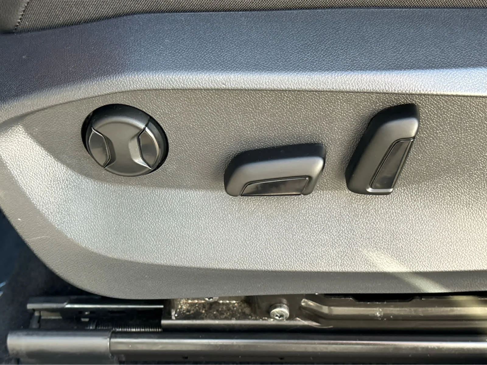 Certified Used 2023 Platinum Gray Metallic Volkswagen SE image 19