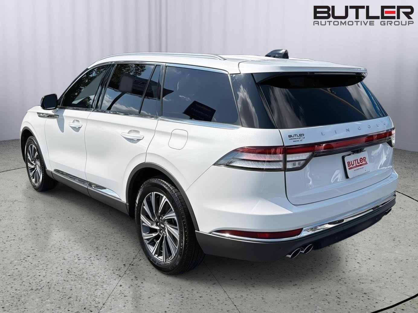 Used 2026 Pristine White Metallic Tri-Coat Lincoln Premiere image 4