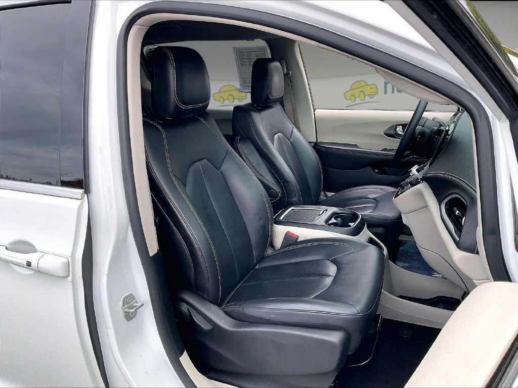 Used 2024 Bright White Clearcoat Chrysler Select image 10