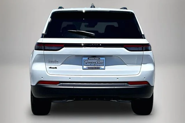 New 2026 Bright White Clear-Coat Exterior Paint Jeep Limited image 4
