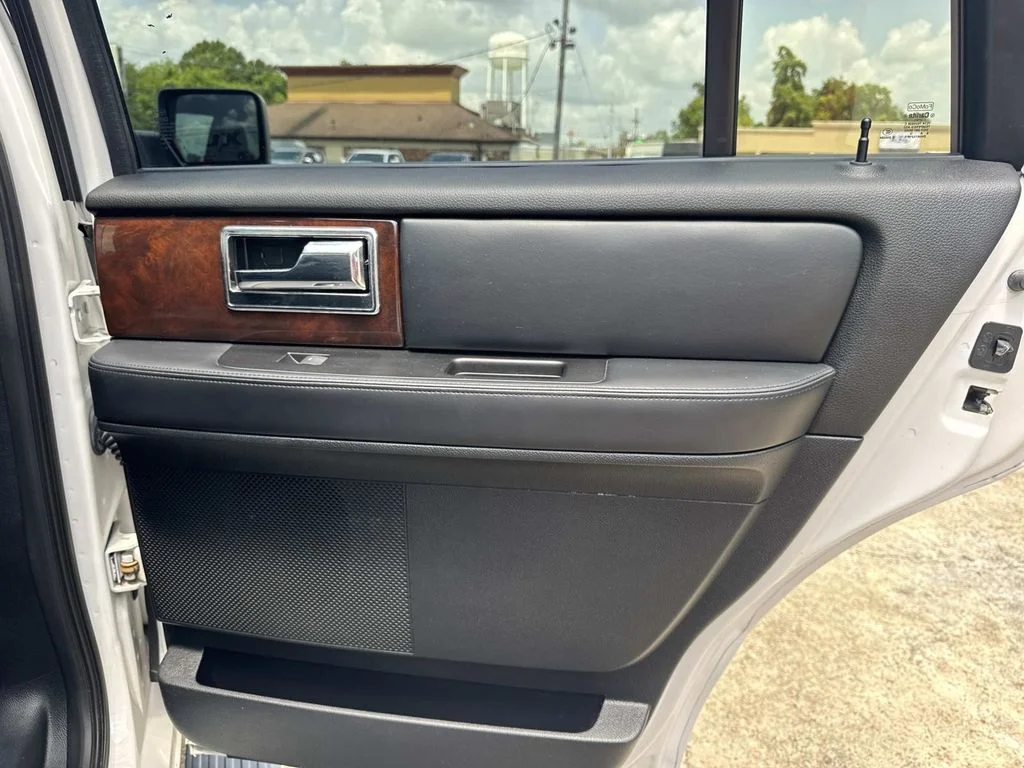 Used 2017 White Lincoln Select image 27
