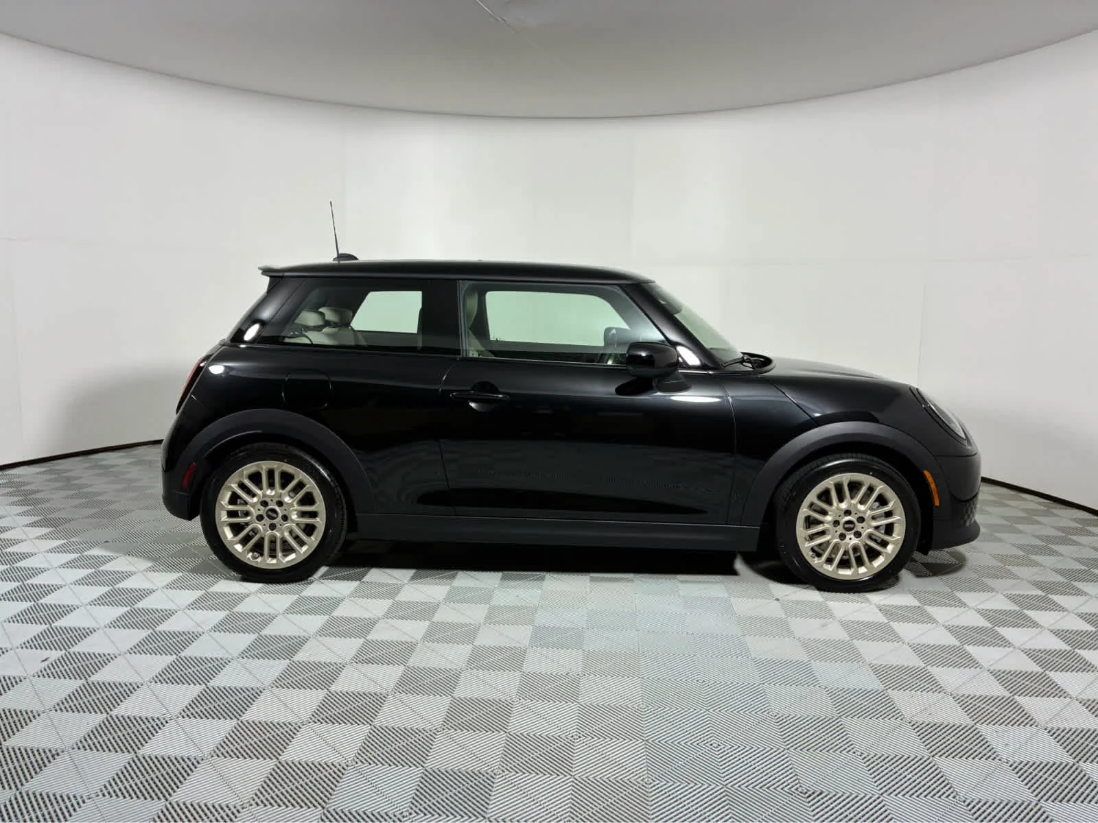 New 2026 Midnight Black II Metallic MINI Signature Plus image 2