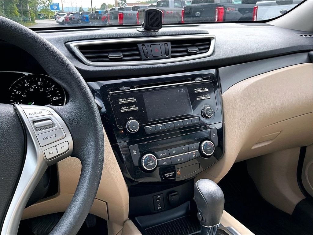 Used 2016 Cayenne Red Nissan SV image 18