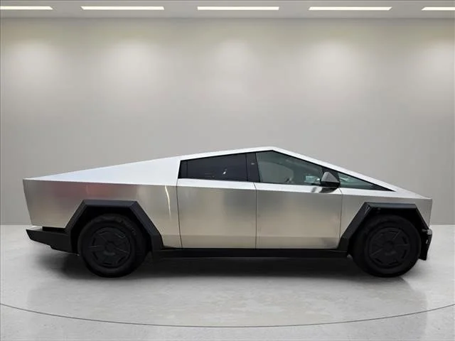 Used 2024  Tesla Base image 4