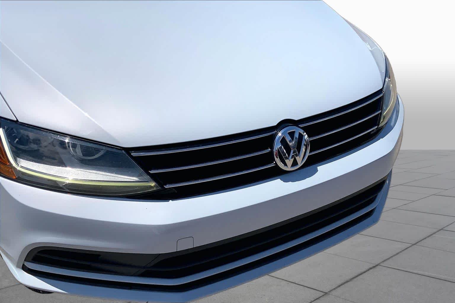 Used 2017  Volkswagen 1.4T SE image 29
