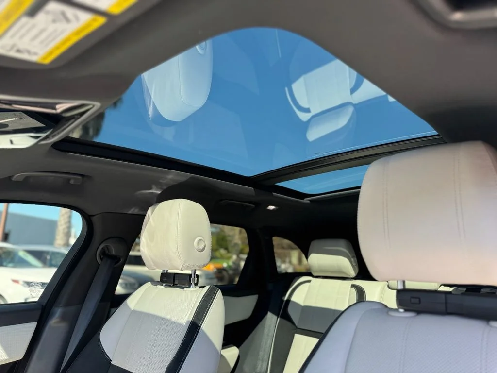 Used 2019 Byron Blue Metallic Land Rover SE R-Dynamic image 13