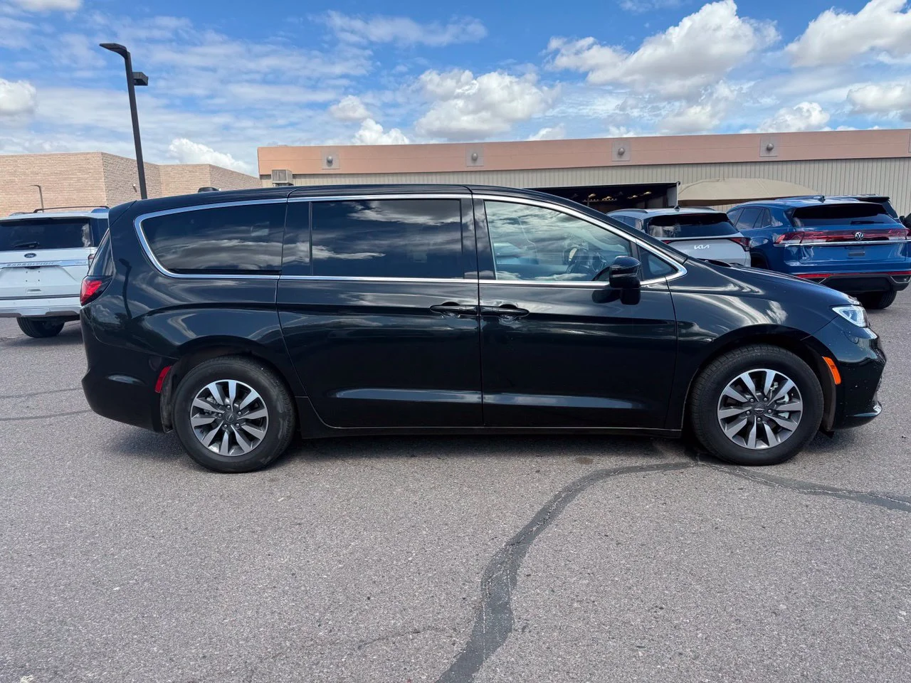 Used 2023 Brilliant Black Crystal Pearlcoat Chrysler Touring L image 3