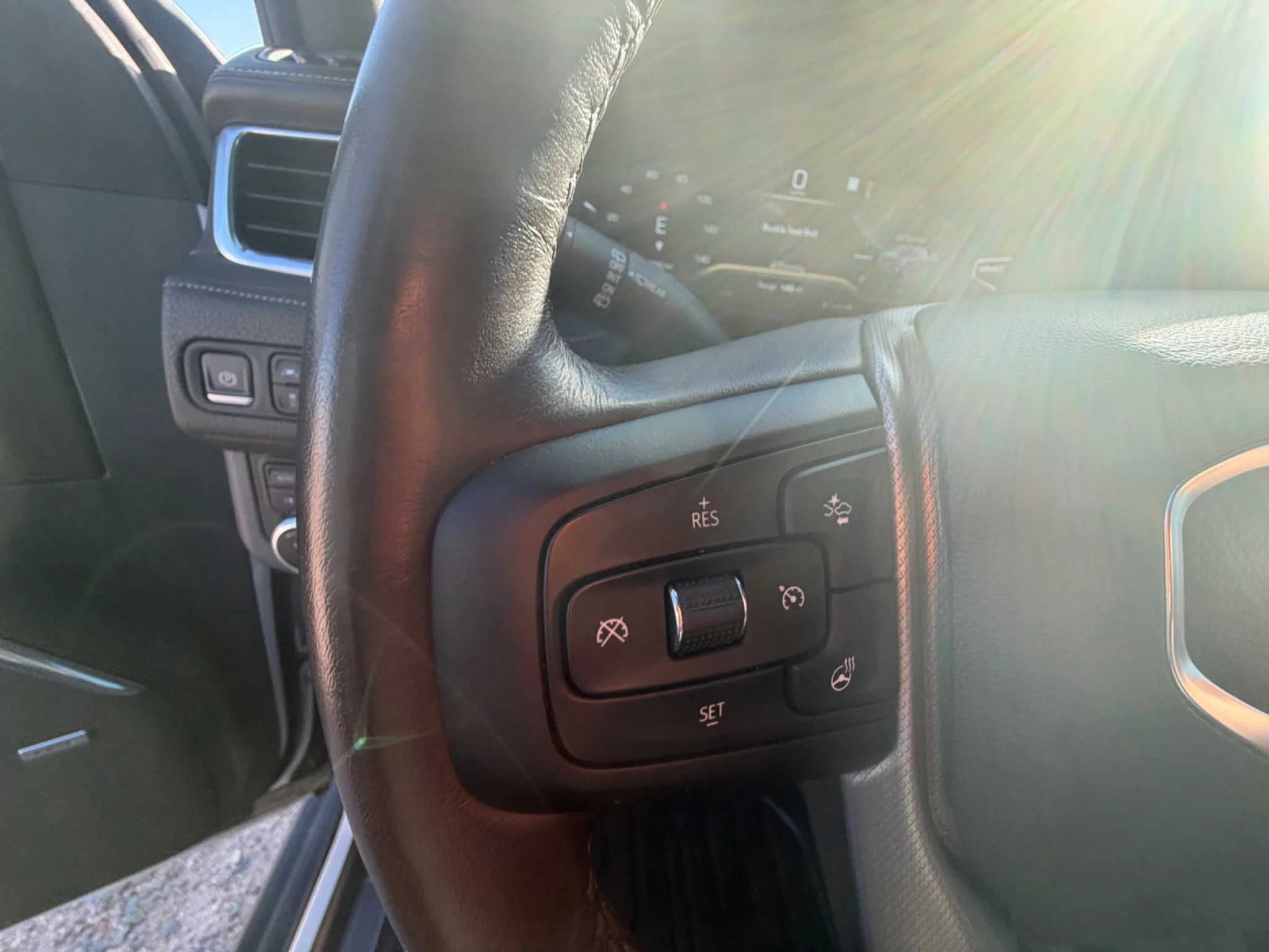 Used 2022 White Frost Tricoat GMC Denali image 22