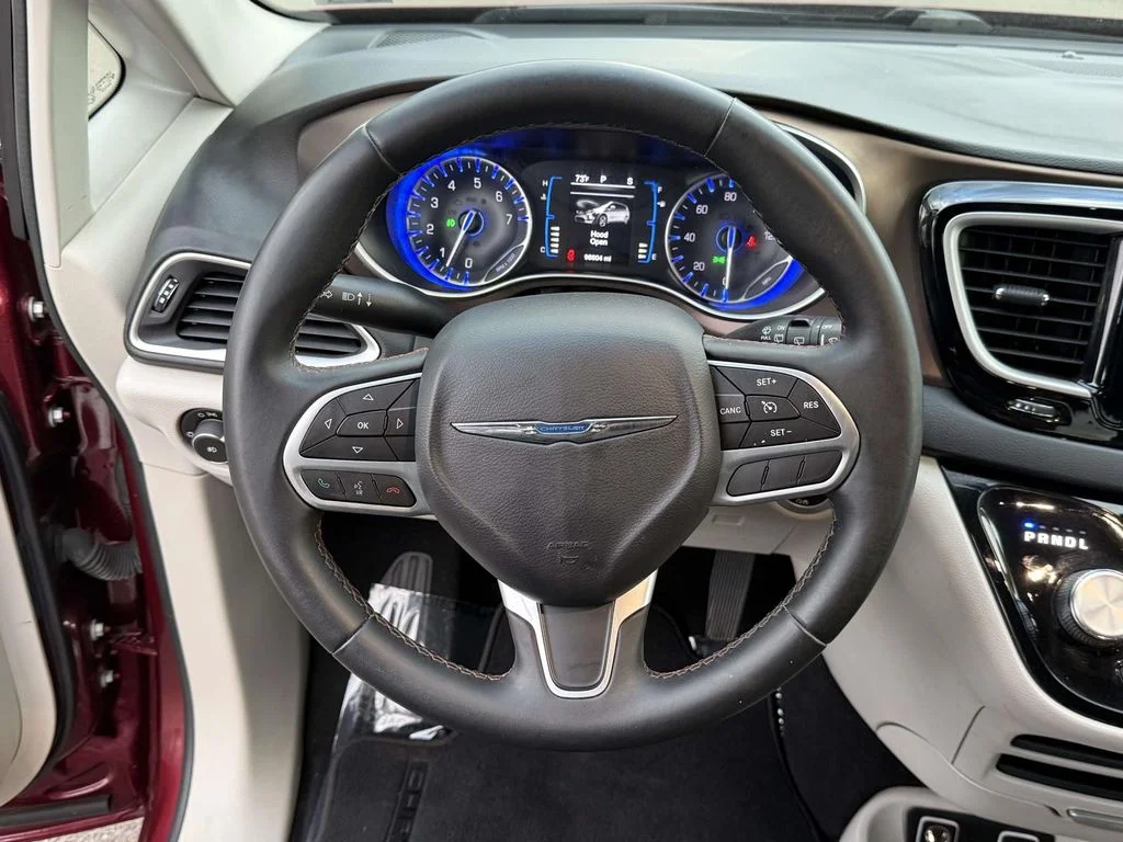 Used 2017 Red Chrysler Touring L image 17