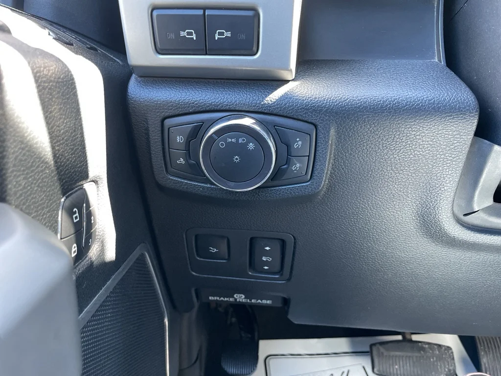 Used 2019 White Platinum Tri-Coat Metallic Ford LARIAT image 21