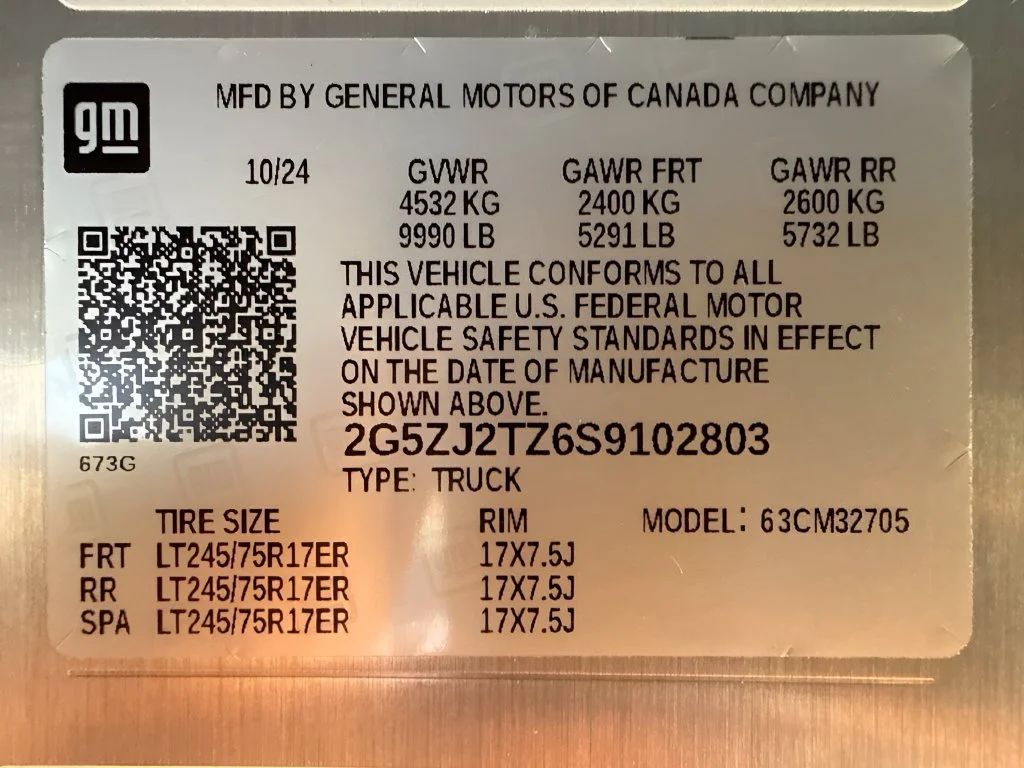 Used 2025 Oyster White Chevrolet AWD 400 image 28