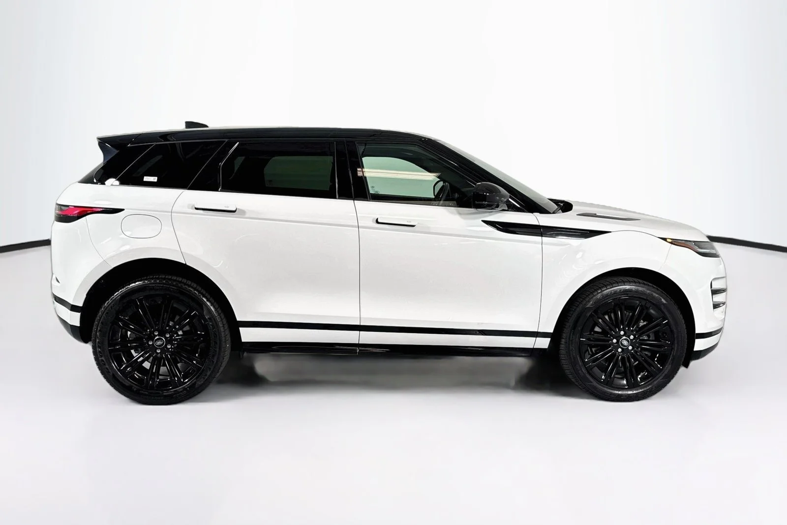 Used 2024 Fuji White Land Rover Dynamic SE image 4