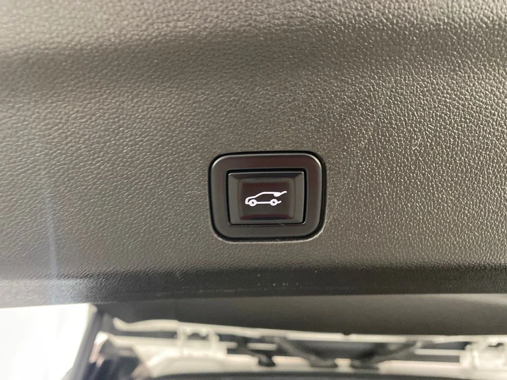 Used 2021 White Cadillac Sport Platinum image 10