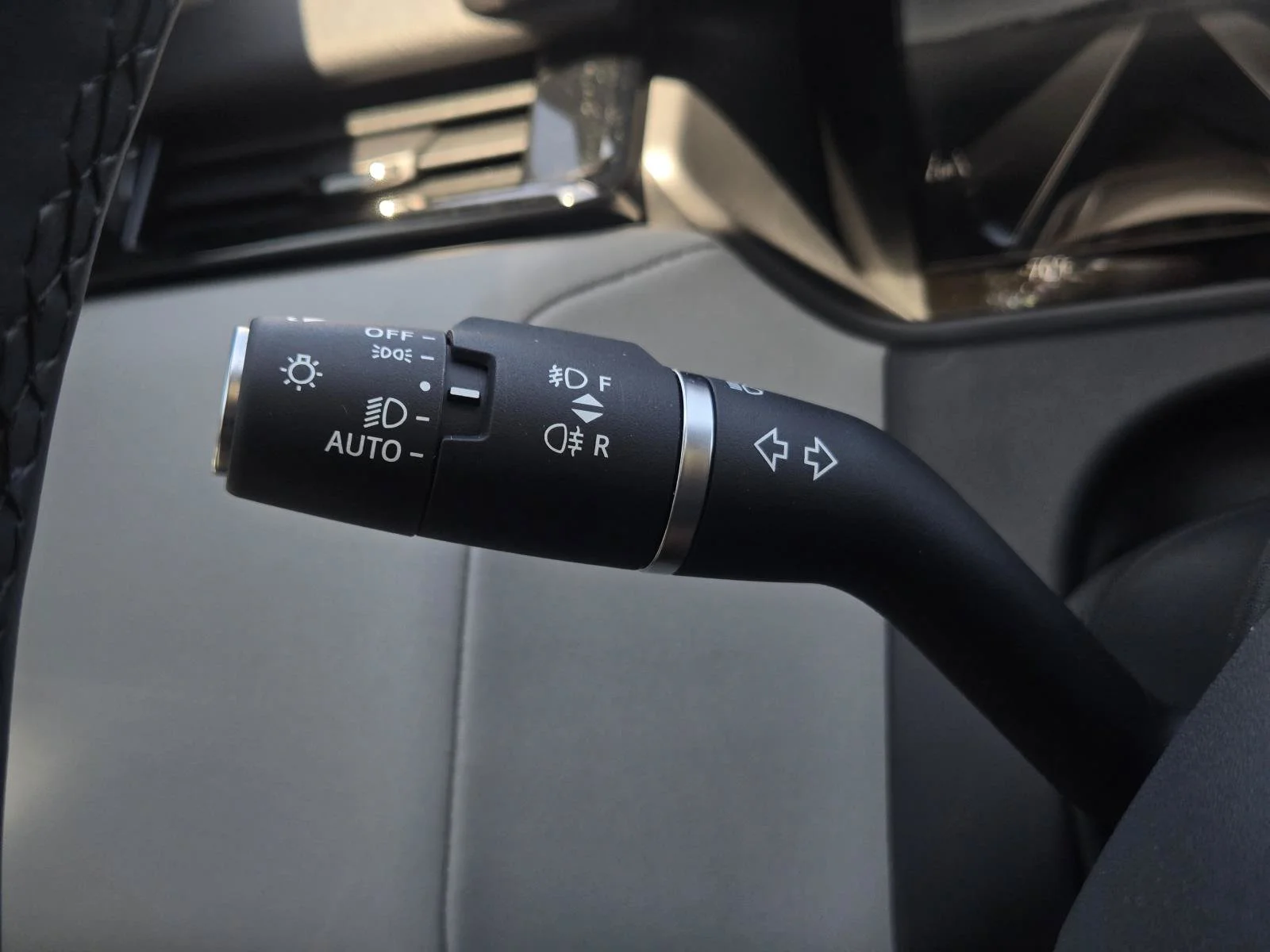 Certified Used 2025 Fuji White Land Rover Dynamic SE image 20