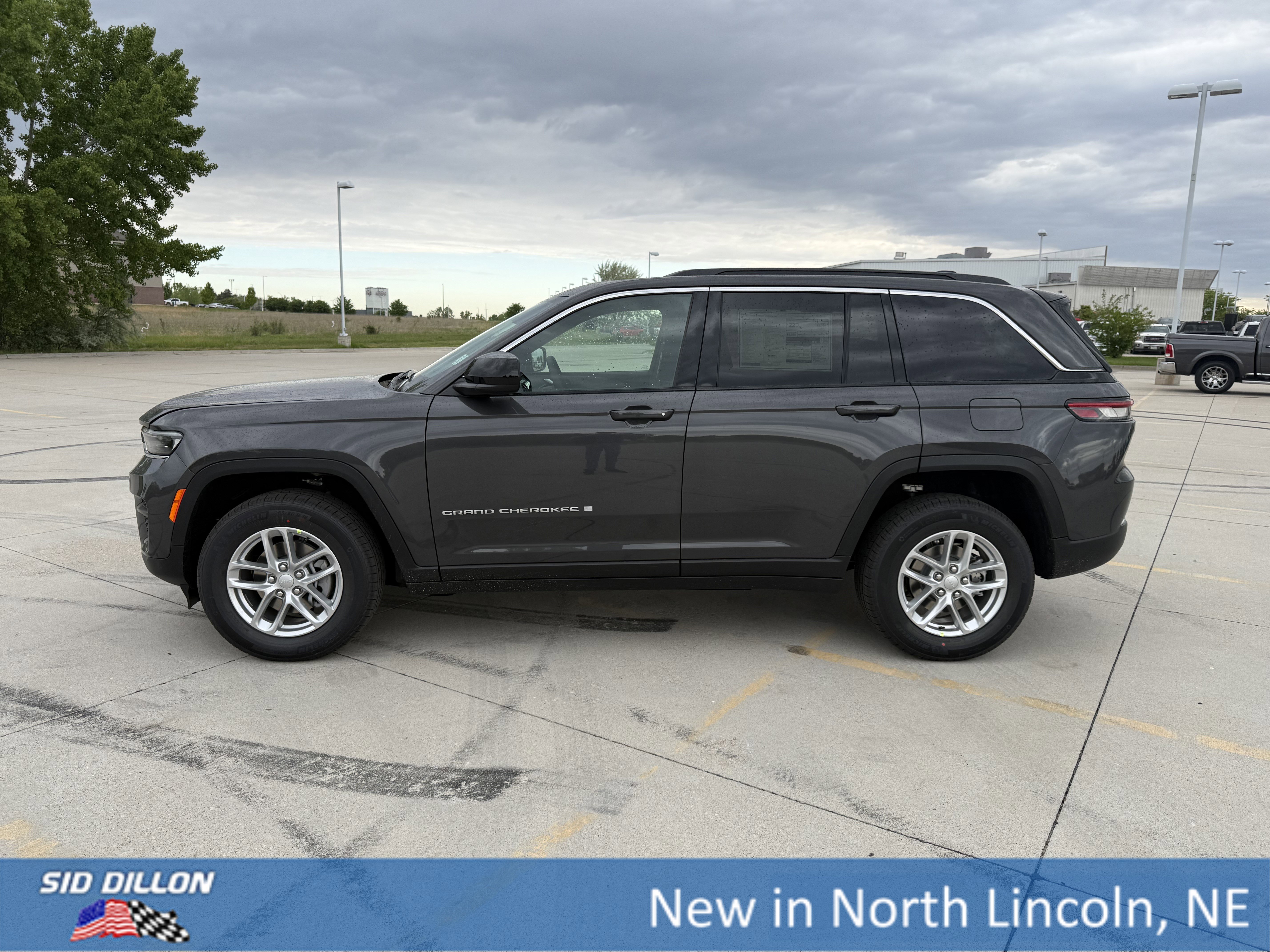 New 2026 Baltic Gray Metallic Clear-Coat Exterior Paint Jeep Laredo image 2