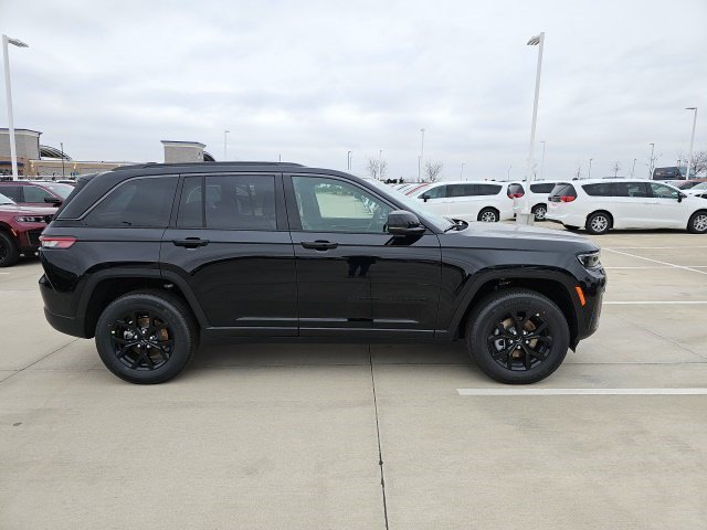 New 2026 Diamond Black Crystal Pearlcoat Jeep Laredo Altitude image 6