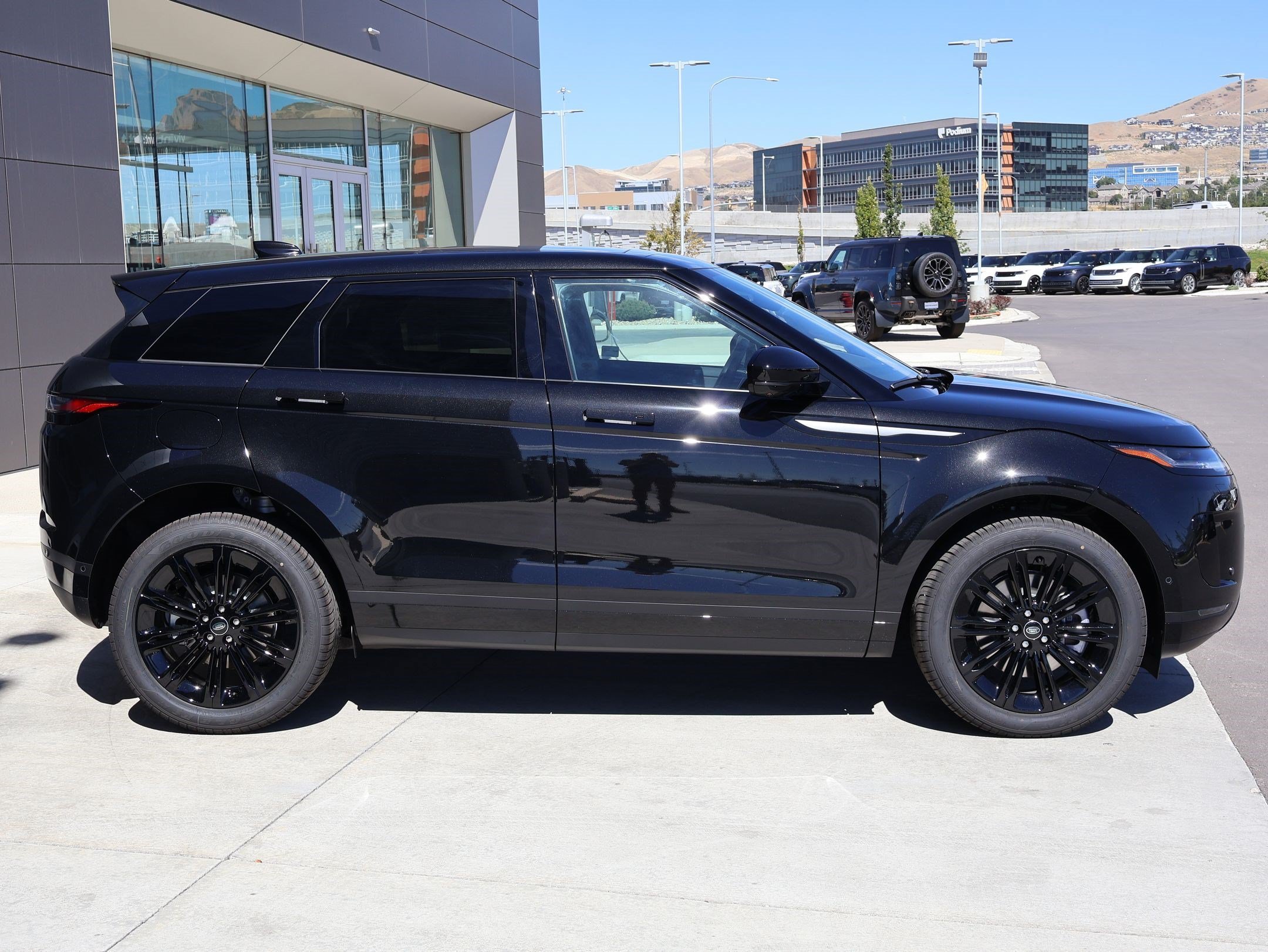 New 2026 Santorini Black LAND ROVER S image 4