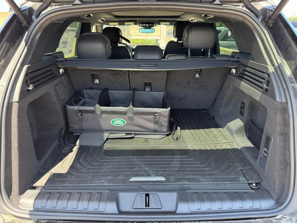 New 2026 Carpathian Gray Premium Metallic Land Rover SE image 7