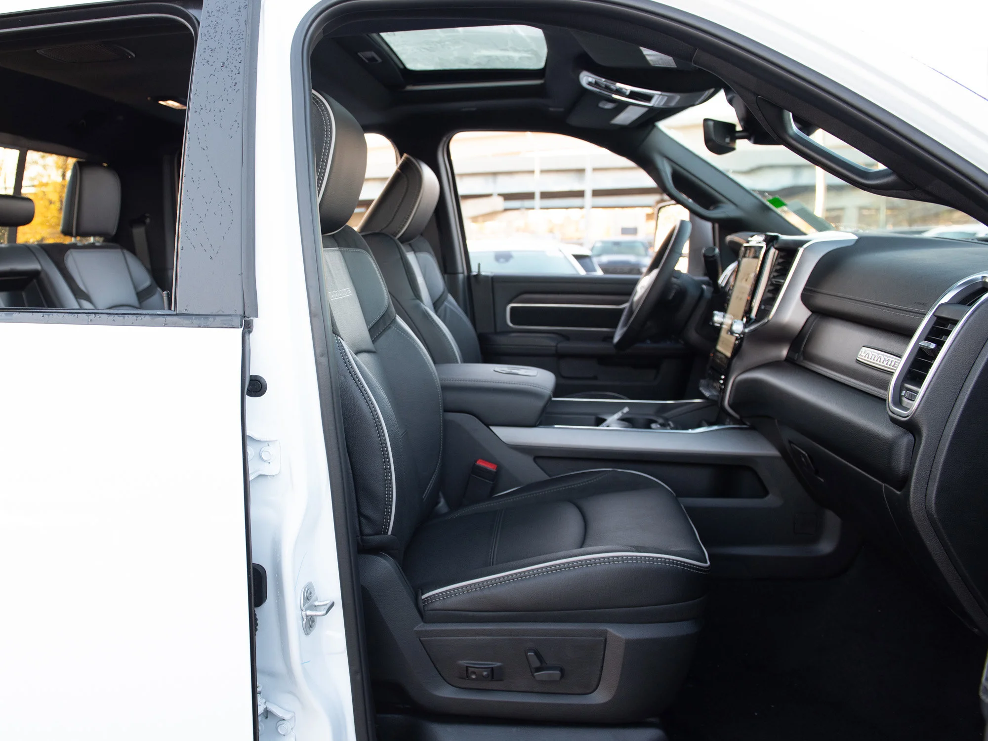 New 2026 White RAM Laramie* 4x4, Sunroof, Dual Wireless Charging Pad, Remote Start image 23
