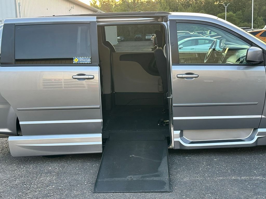 Used 2014 Silver Dodge Wheelchair Accessible- SXT image 24