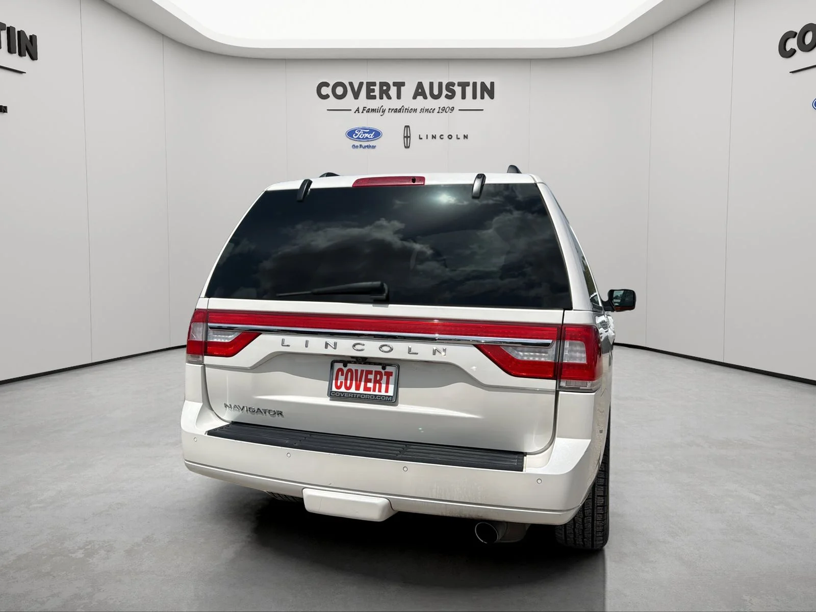 Used 2017 White Lincoln Select image 2