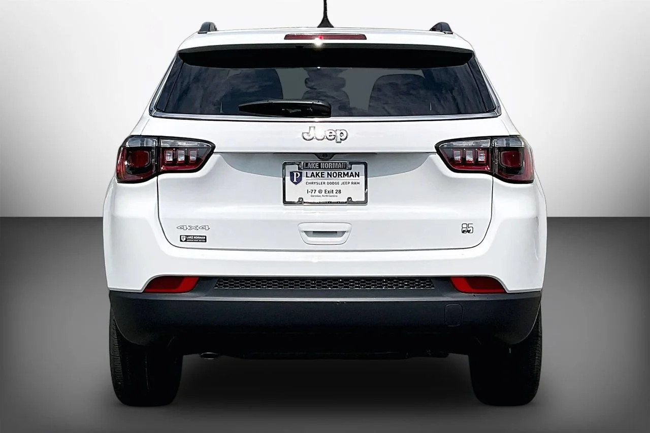 New 2026 Bright White Clearcoat Jeep Latitude image 7