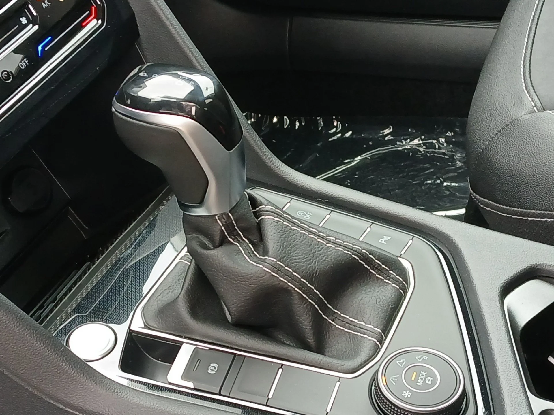 New 2026 Monument Gray W/Deep Black Roof Volkswagen 1.5T SE Black image 13