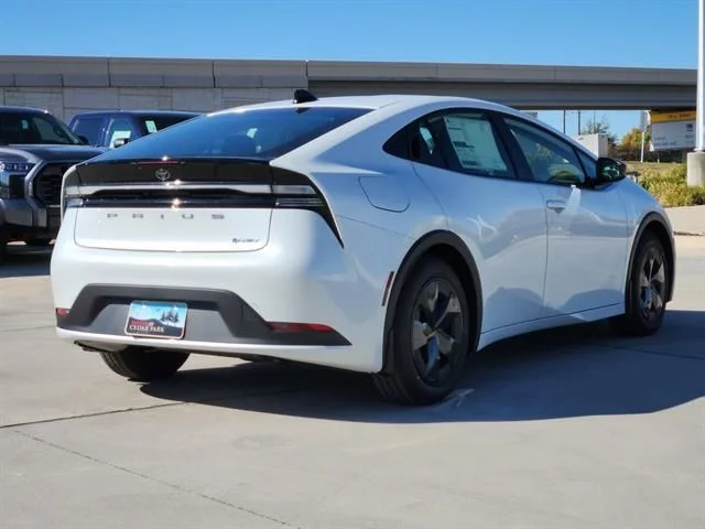 New 2026 Wind Chill Pearl <sup>1</sup> Toyota  SE image 4