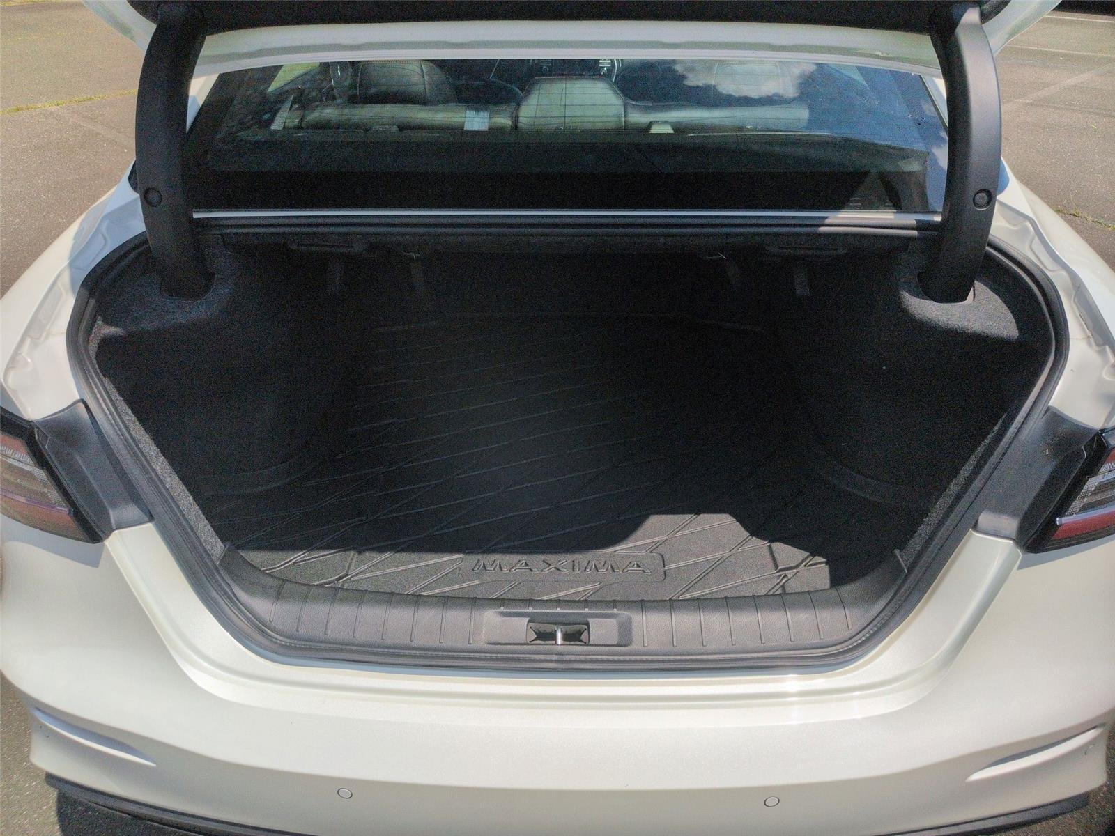 Used 2023  NISSAN SR image 36
