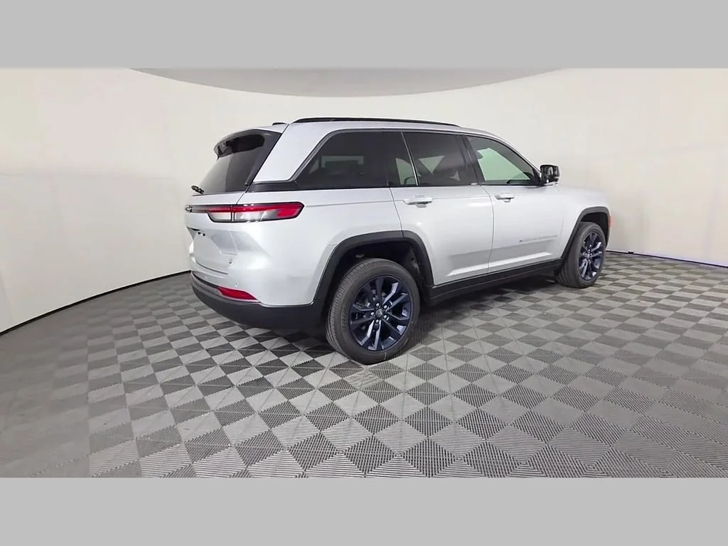 New 2026 Silver Zynith Exterior Paint Jeep 85th Anniversary Edition image 26