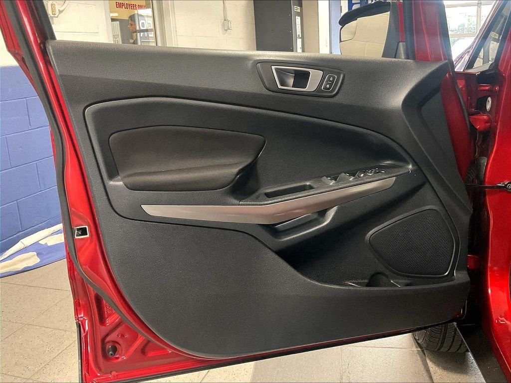 Used 2019 Red Ford SE image 9